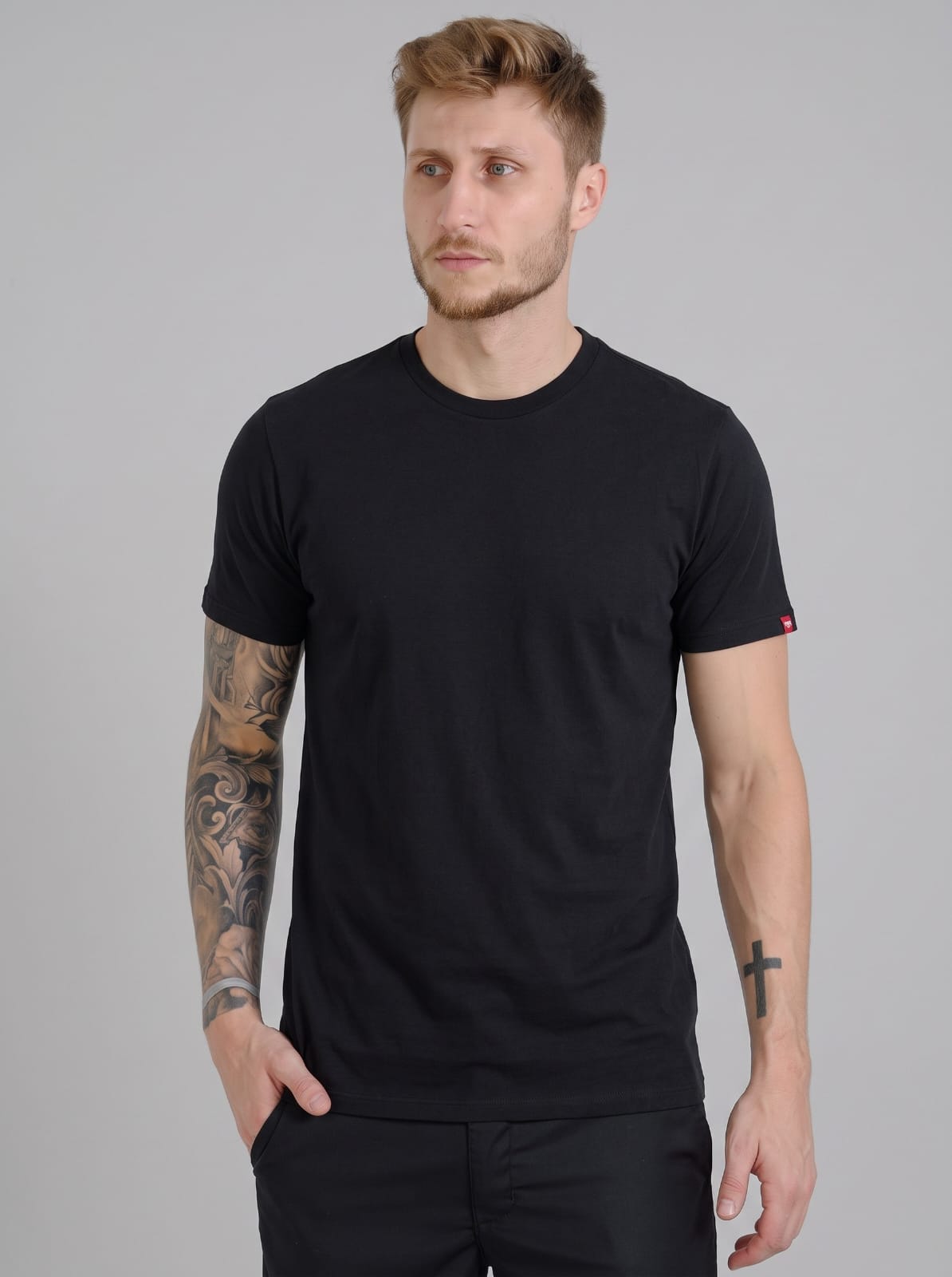 Camiseta Levis Slim Tab Preta