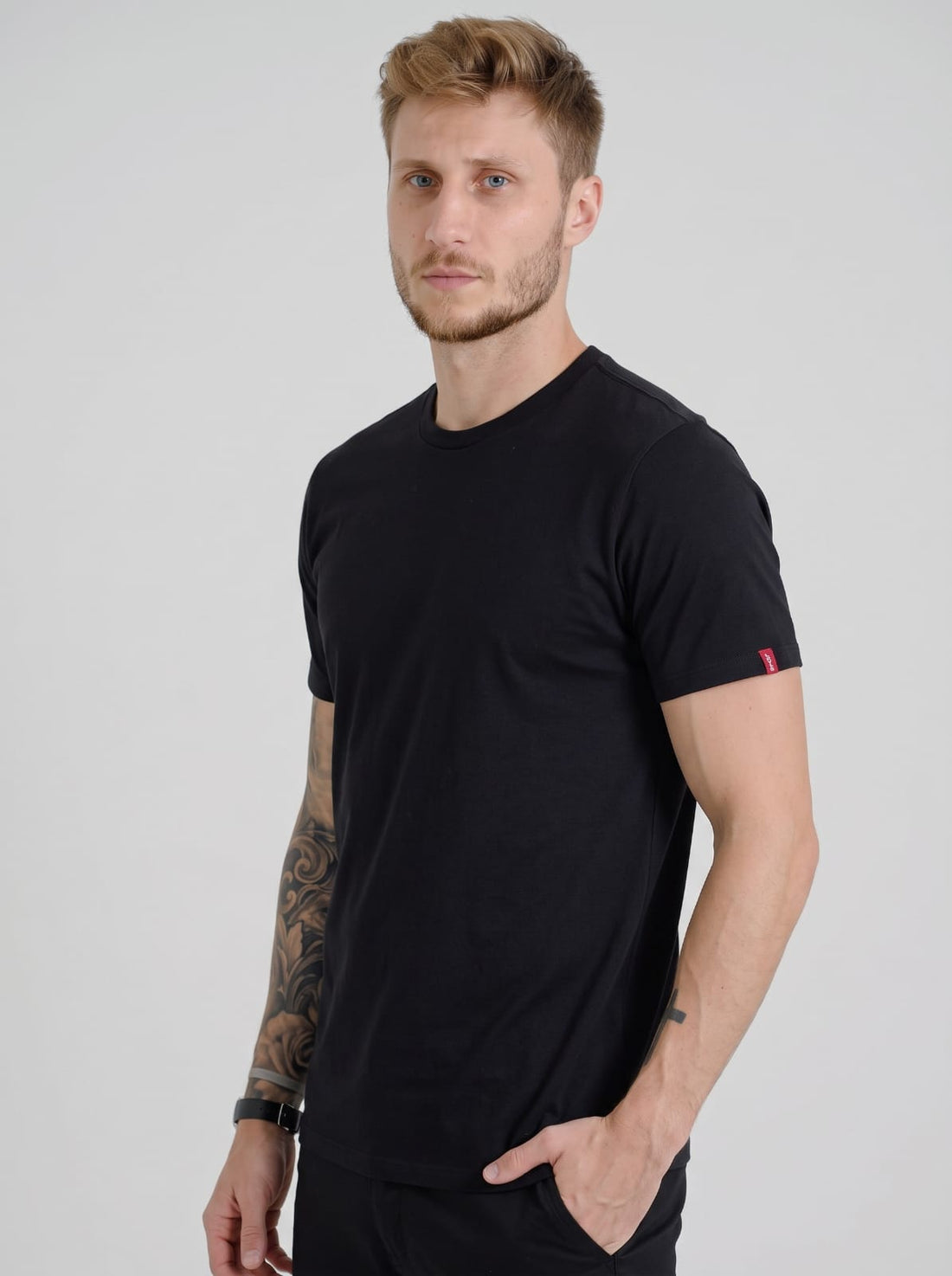 Camiseta Levis Slim Tab Preta