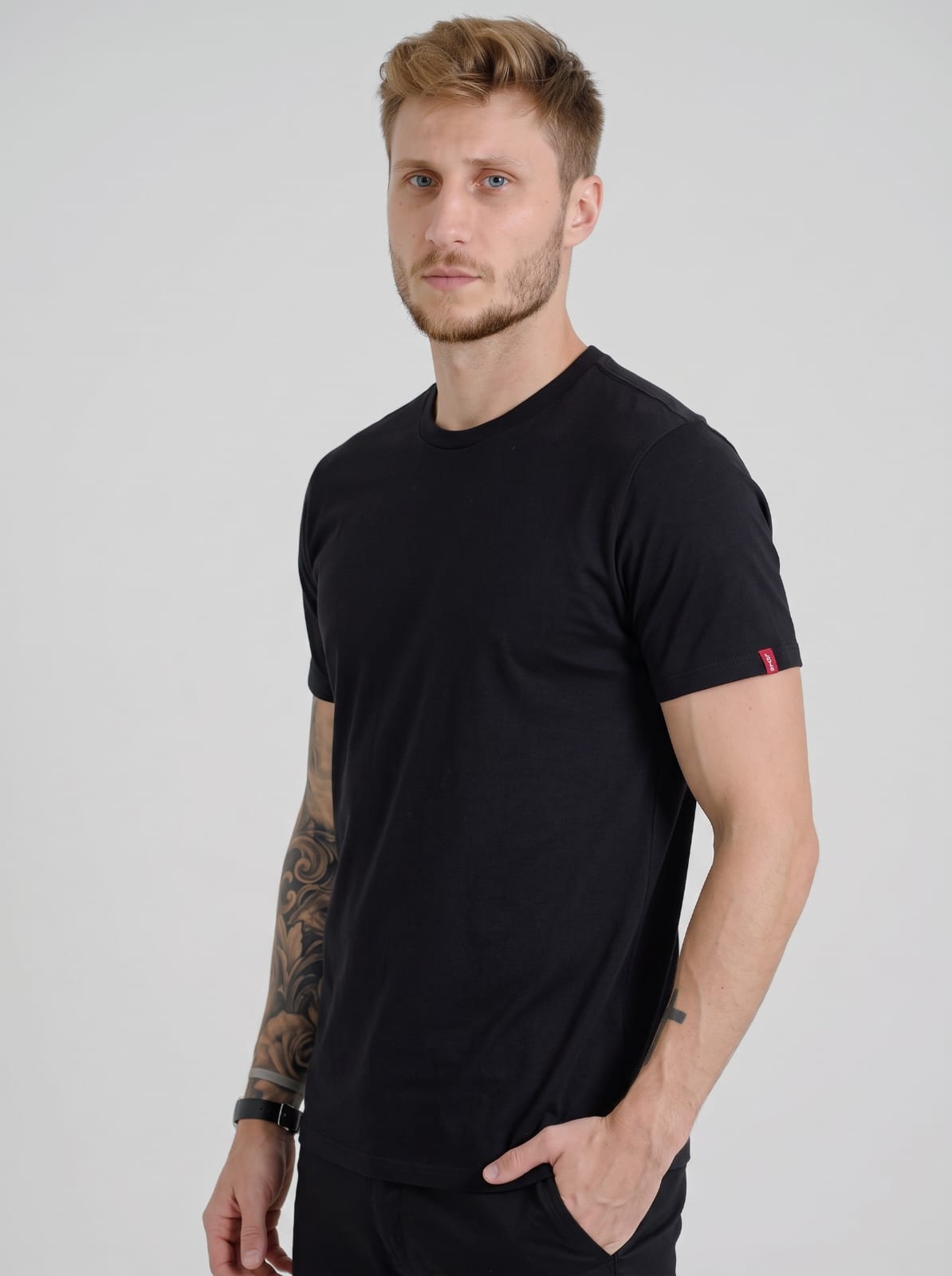Camiseta Levis Slim Tab Preta